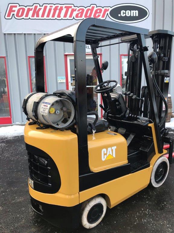 2005 yellow caterpillar forklift with 3,000lb capacity for sale